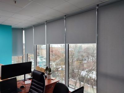 Рулонные шторы для офисного помещения на панорамные окна